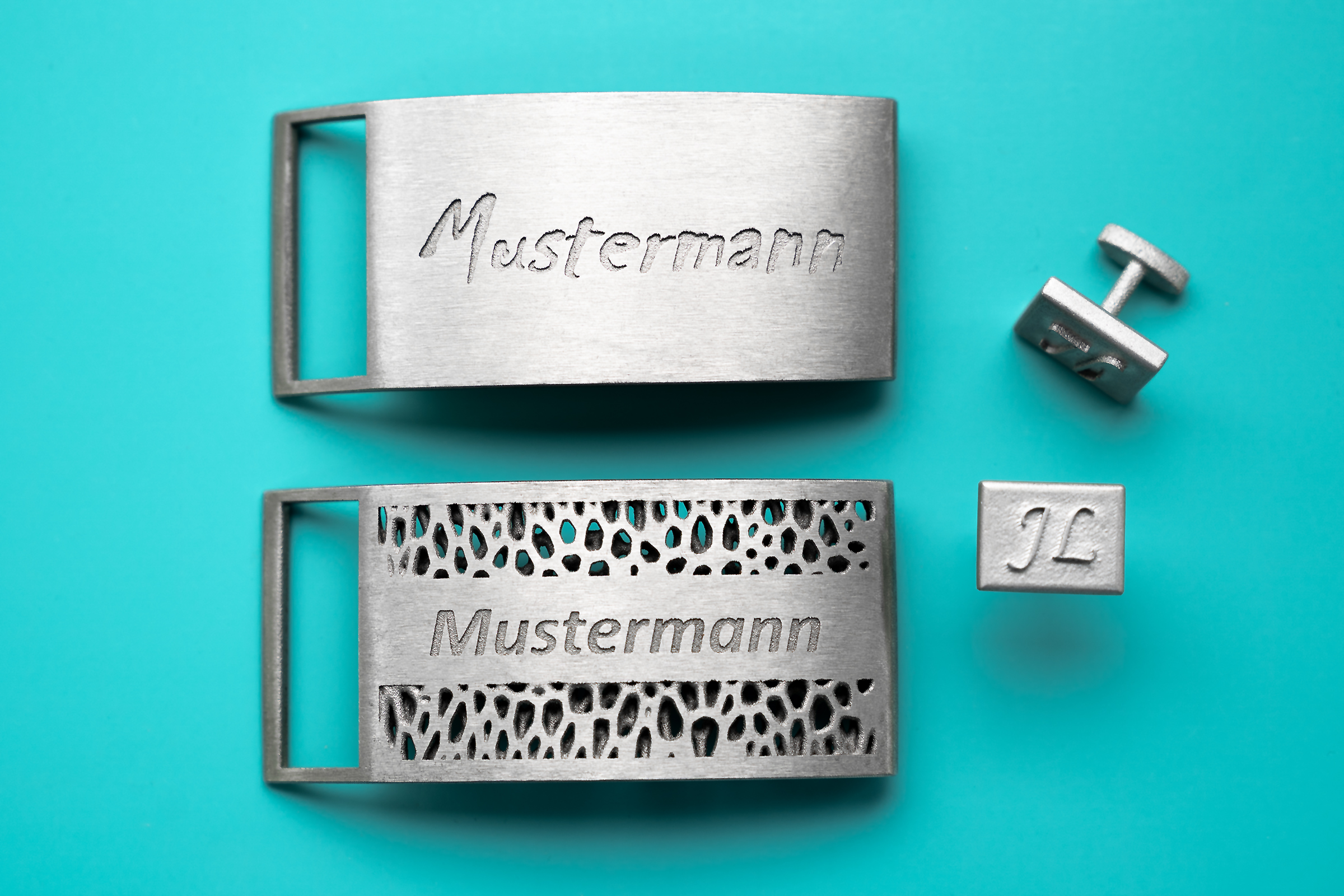 Additively manufactured metal belt buckle